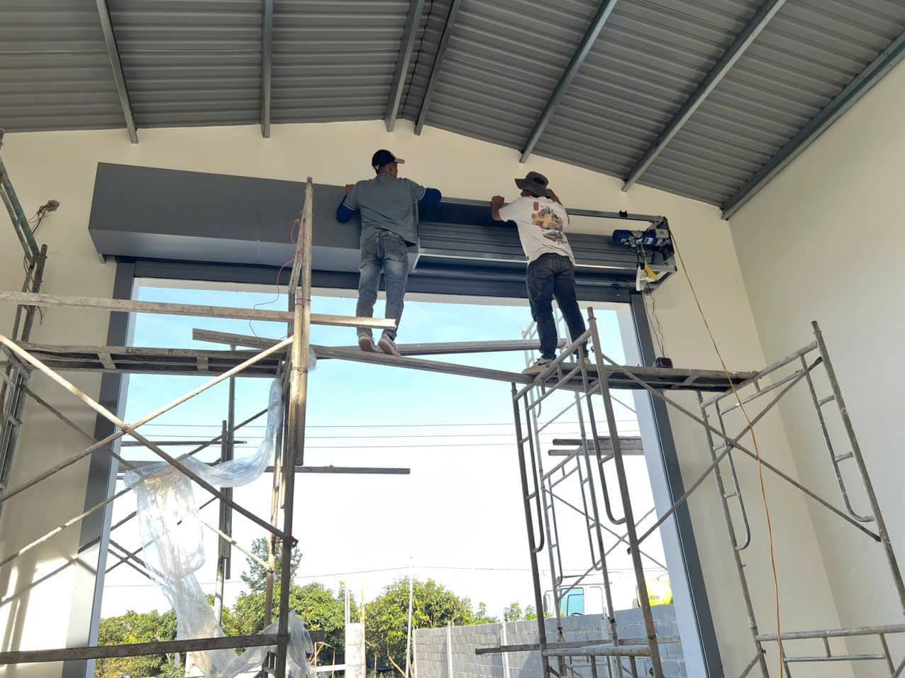 Sửa Cửa Cuốn Hà Nội 24/24 | Thợ Giỏi, Uy Tín, Giá Rẻ, Có Mặt Nhanh 24 Cẩm Nang Xử Lý Nhanh Sự Cố Cửa Cuốn Tại Nhà Cho Cư Dân Hà Nội